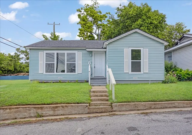 Photo 3 of Single family home for sale at 401 E Morton St, Denison, TX 75021 | MLS# 21266481 | Listing updated on 2026-08-21