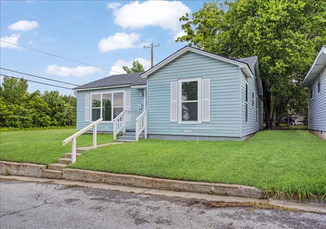 Photo 4 of Single family home for sale at 401 E Morton St, Denison, TX 75021 | MLS# 21266481 | Listing updated on 2026-08-21