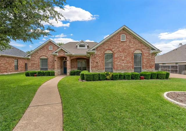 Photo 2 of Single family home for sale at 1305 Buffalo Pass, Woodway, TX 76712 | MLS# 21267562 | Listing updated on 2026-08-31
