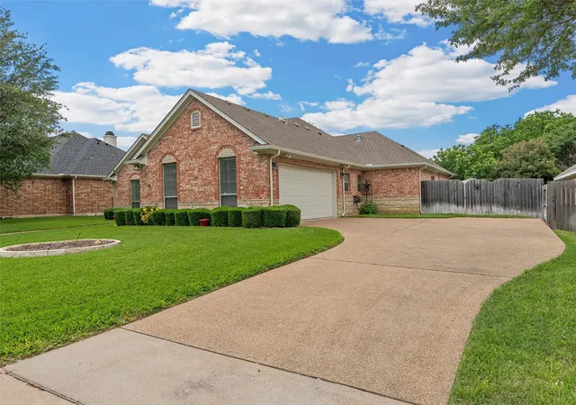 Photo 3 of Single family home for sale at 1305 Buffalo Pass, Woodway, TX 76712 | MLS# 21267562 | Listing updated on 2026-08-31
