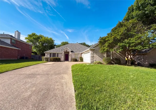 Photo 1 of Sale Pending at 525 Hidden Oak Ln, Rockwall, TX 75087 | MLS# 21267857 | Listing updated on 2026-08-31