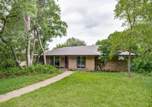 Homes for sale in Dallas, TX | 1723 Timbergrove Cir, Dallas, TX 75208 | MLS# 21244252