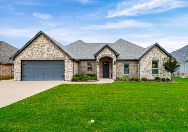 Photo 1 of Single family home for sale at 6620 Pinehurst Dr, Granbury, TX 76049 | MLS# 21267925 | Listing updated on 2026-09-04