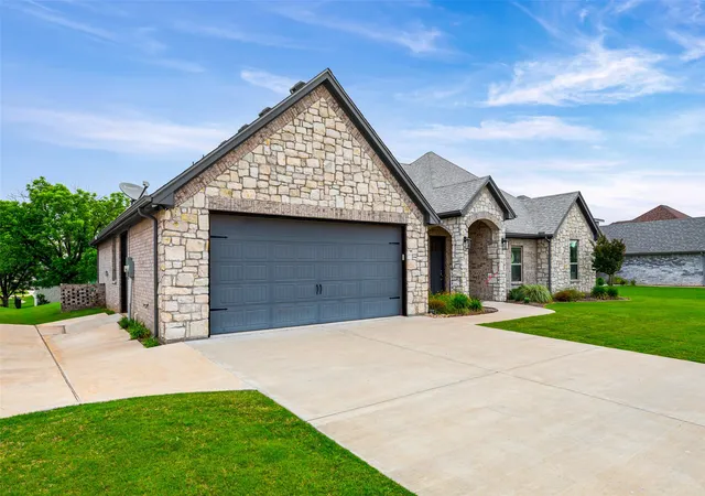 Photo 2 of Single family home for sale at 6620 Pinehurst Dr, Granbury, TX 76049 | MLS# 21267925 | Listing updated on 2026-09-04