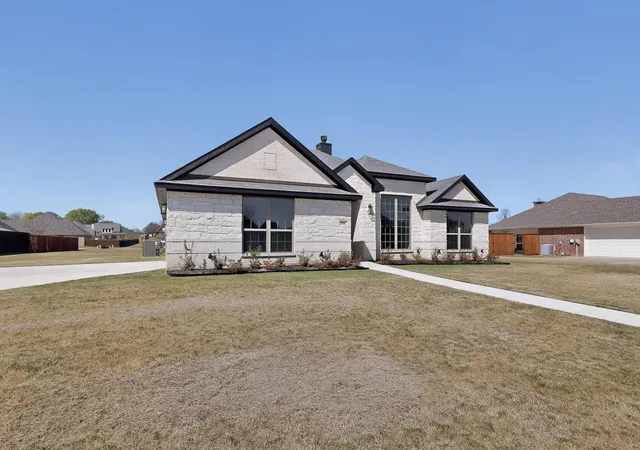 Photo 2 of Sale Pending at 906 Maxine Dr, Athens, TX 75751 | MLS# 21245319 | Listing updated on 2026-08-30