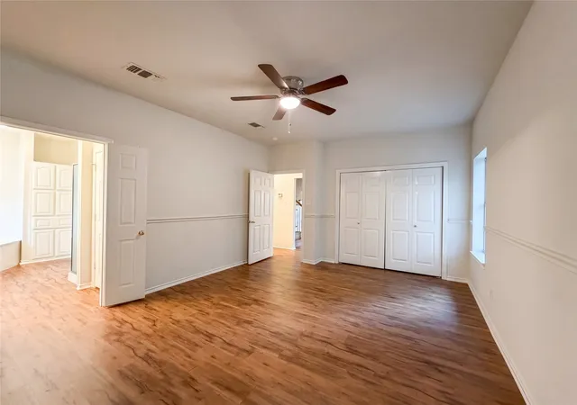 Photo 3 of Single family home for sale at 6218 Kingswood Dr, Arlington, TX 76001 | MLS# 21268419 | Listing updated on 2026-08-25