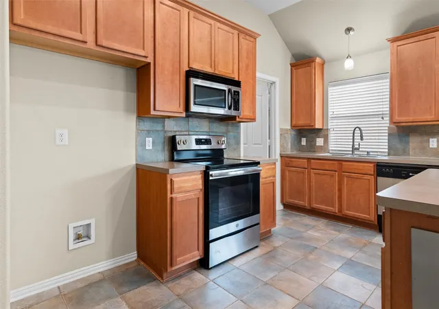 Photo 4 of Single family home for sale at 813 Cutting Horse Dr, Mansfield, TX 76063 | MLS# 21268327 | Listing updated on 2026-07-23