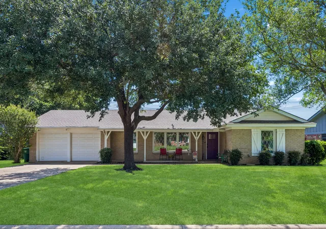 1st image of 901 Raintree Rd, Fort Worth, TX 76103 | MLS# 21262518