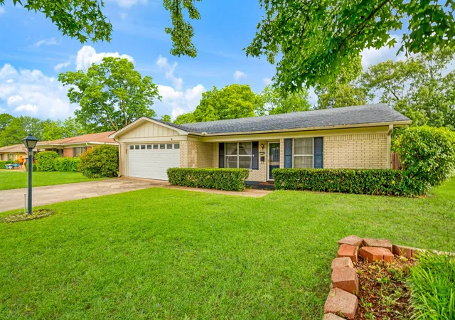 Homes for sale in Paris, TX | 3225 E Houston St, Paris, TX 75460 | MLS# 21268453