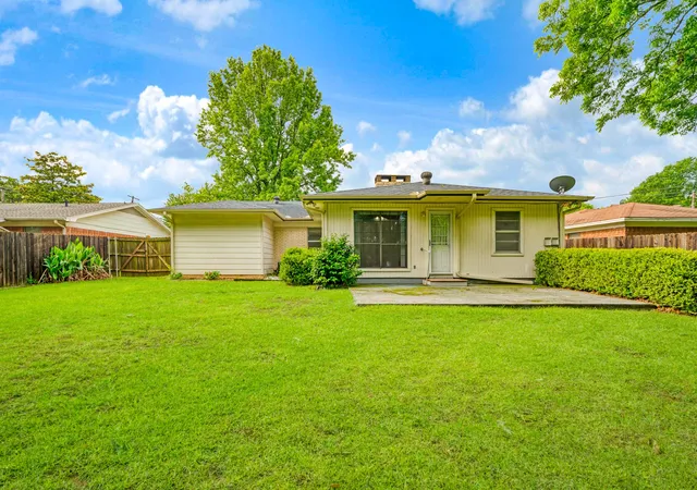 Homes for sale in Paris, TX | 3225 E Houston St, Paris, TX 75460 | MLS# 21268453