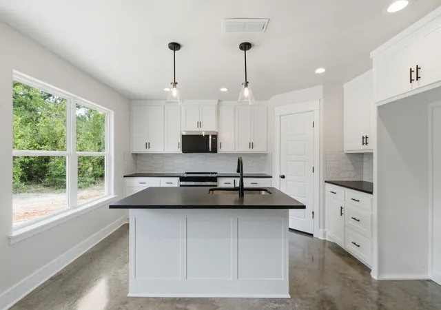 Photo 2 of Single family home for sale at 105 Graystone, Weatherford, TX 76088 | MLS# 21268525 | Listing updated on 2026-05-13
