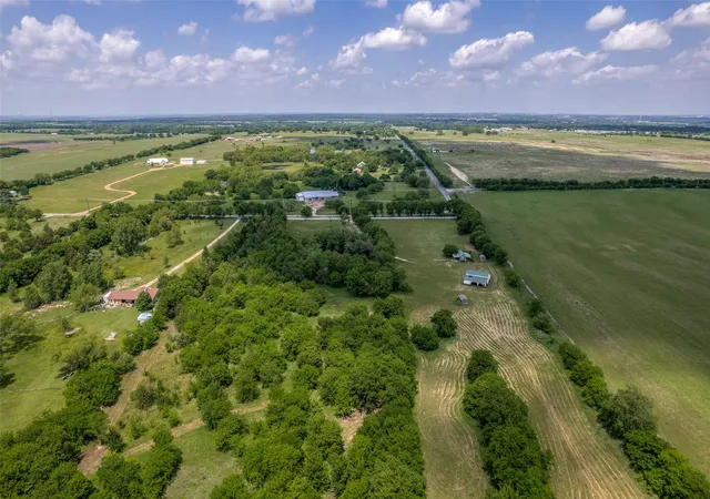 Photo 3 of Single family home for sale at 586 Pleasant Home Rd, Sherman, TX 75092 | MLS# 21258760 | Listing updated on 2026-07-25