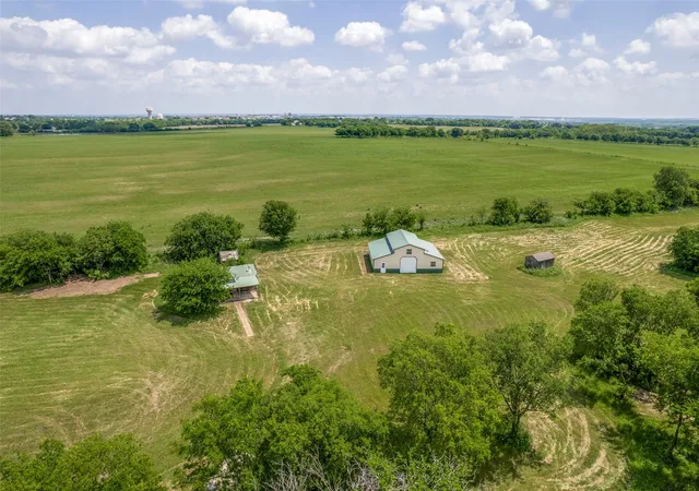 Photo 3 of Single family home for sale at 586 Pleasant Home Rd, Sherman, TX 75092 | MLS# 21258760 | Listing updated on 2026-07-25