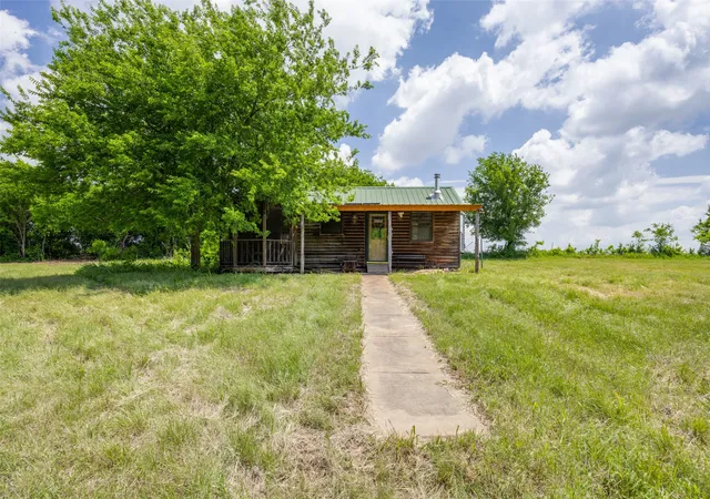 Photo 4 of Single family home for sale at 586 Pleasant Home Rd, Sherman, TX 75092 | MLS# 21258760 | Listing updated on 2026-07-25