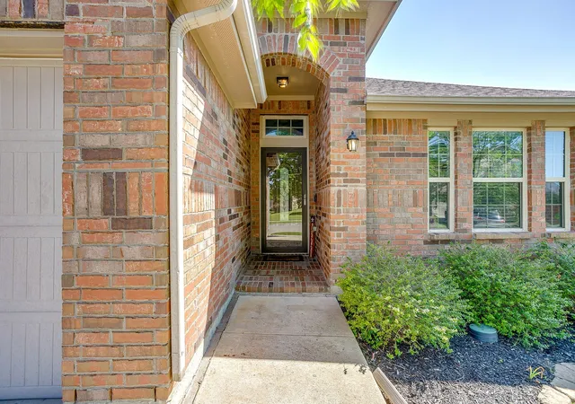 Photo 4 of Sale Pending at 377 Coral Vine Ln, Burleson, TX 76028 | MLS# 21268691 | Listing updated on 2026-07-23