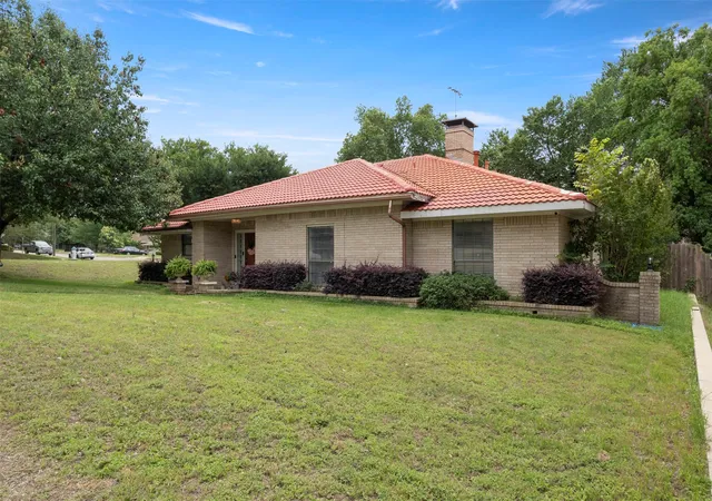 Photo 2 of Single family home for sale at 1400 Rusdell Dr, Irving, TX 75060 | MLS# 21266088 | Listing updated on 2026-07-26