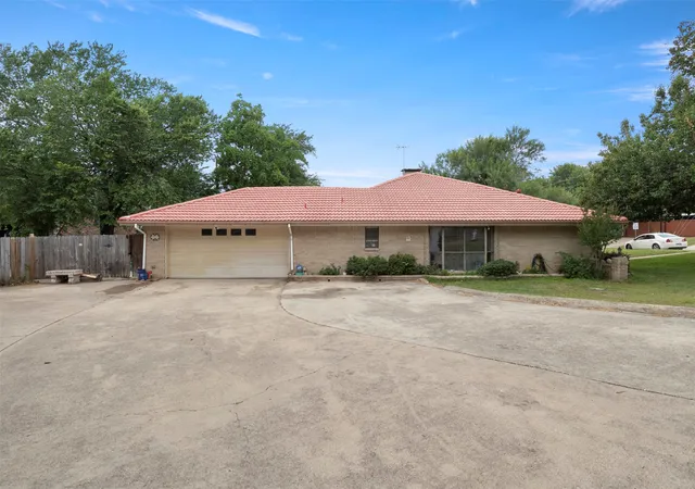Photo 3 of Single family home for sale at 1400 Rusdell Dr, Irving, TX 75060 | MLS# 21266088 | Listing updated on 2026-07-26