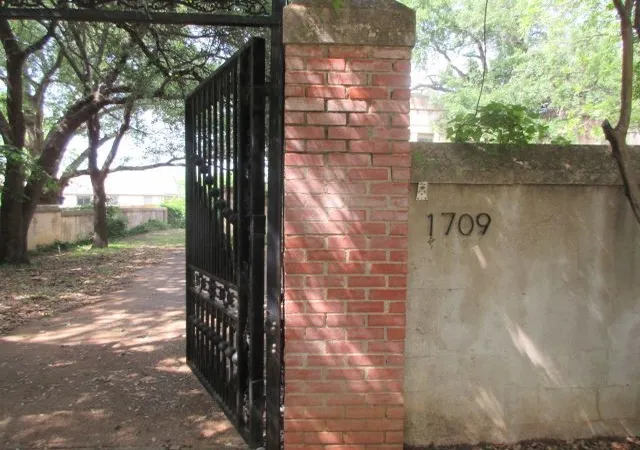 Photo 2 of Sale Pending at 1709 Norwood Ln, Arlington, TX 76013 | MLS# 21268743 | Listing updated on 2026-09-03