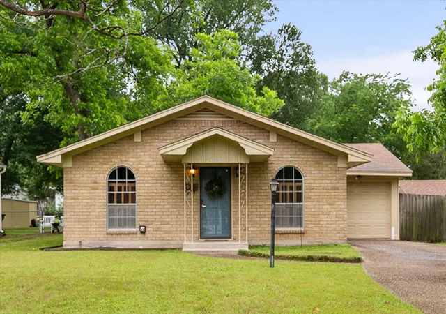 Photo 2 of Single family home for sale at 1609 Maplewood, Corsicana, TX 75110 | MLS# 21254330 | Listing updated on 2026-08-25