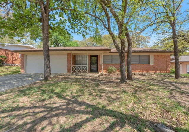 Homes for sale in Bedford, TX | 33 Somerset Ter, Bedford, TX 76022 | MLS# 21268930