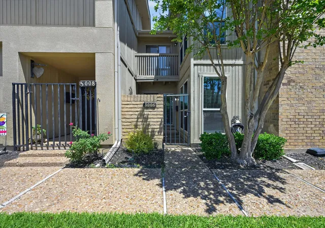 Townhouse for sale at 3006 Wayside Dr, Bedford, TX 76021 | MLS# 21268824