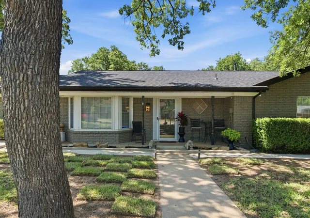 Photo 3 of Single family home for sale at 1001 Nw 11th St, Mineral Wells, TX 76067 | MLS# 21268635 | Listing updated on 2026-08-27