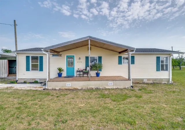Homes for sale in Southmayd, TX | 4524 Elementary Dr, Southmayd, TX 76268 | MLS# 21250957