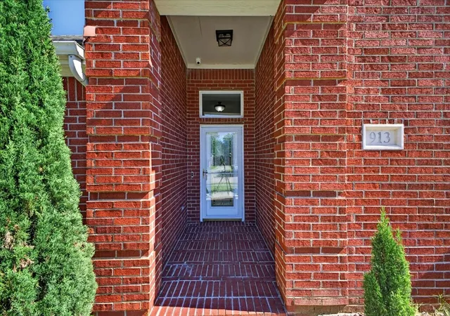 Photo 2 of Single family home for sale at 913 Chapel Dr, Denton, TX 76205 | MLS# 21269494 | Listing updated on 2026-08-03