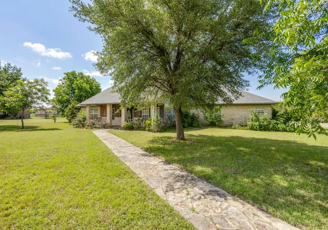 Photo 4 of Single family home for sale at 3508 Lakota Ct, Granbury, TX 76048 | MLS# 21269378 | Listing updated on 2026-07-23
