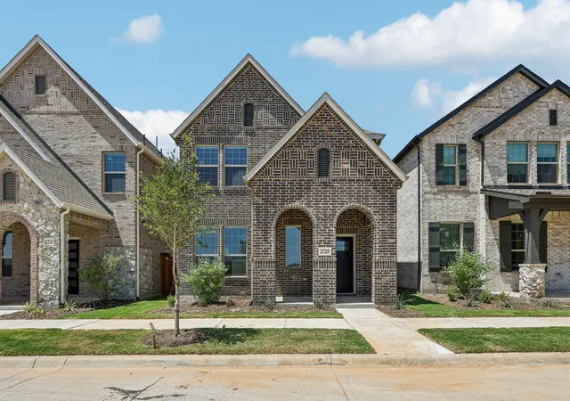 Photo 2 of Sale Pending at 2729 Kobuk Dr, Denton, TX 76210 | MLS# 21268834 | Listing updated on 2026-09-01