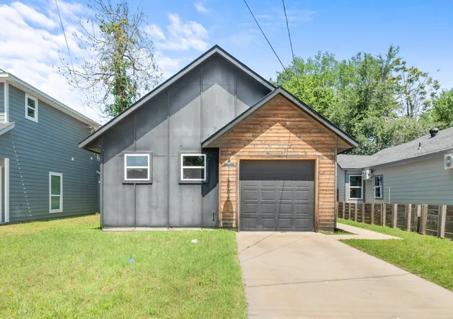 Photo 3 of Single family home for sale at 3904 Atlanta St, Dallas, TX 75215 | MLS# 21269859 | Listing updated on 2026-08-03