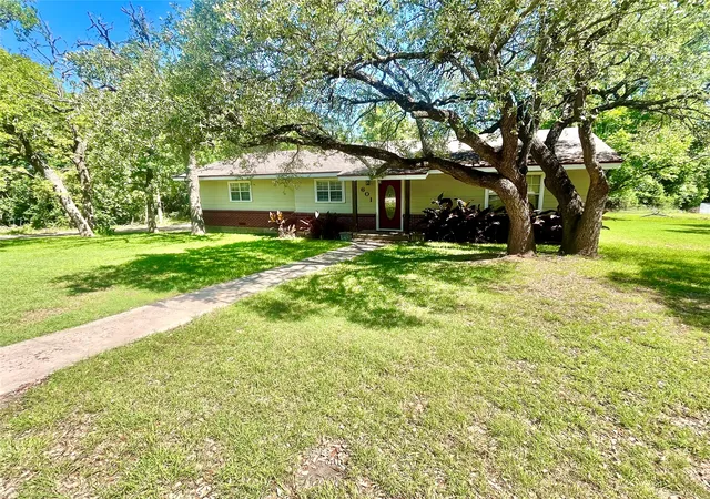 Homes for sale in Hamilton, TX | 601 Navajo Trl, Hamilton, TX 76531 | MLS# 21269849