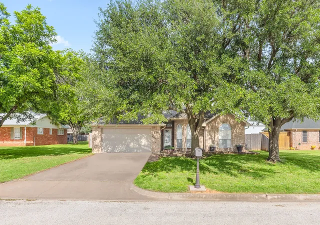 Homes for sale in Henrietta, TX | 310 Centennial Pkwy, Henrietta, TX 76365 | MLS# 21266437