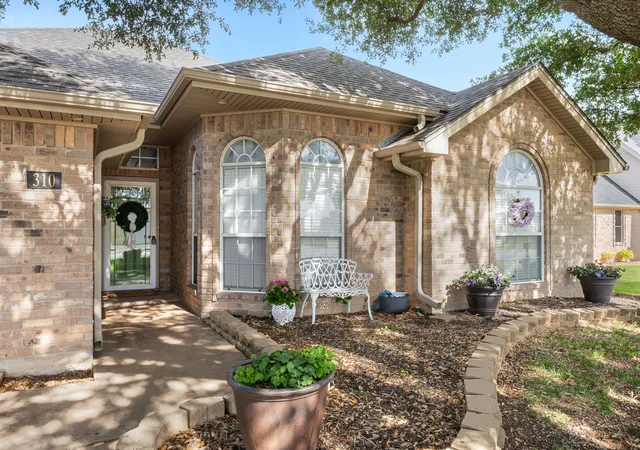 Homes for sale in Henrietta, TX | 310 Centennial Pkwy, Henrietta, TX 76365 | MLS# 21266437