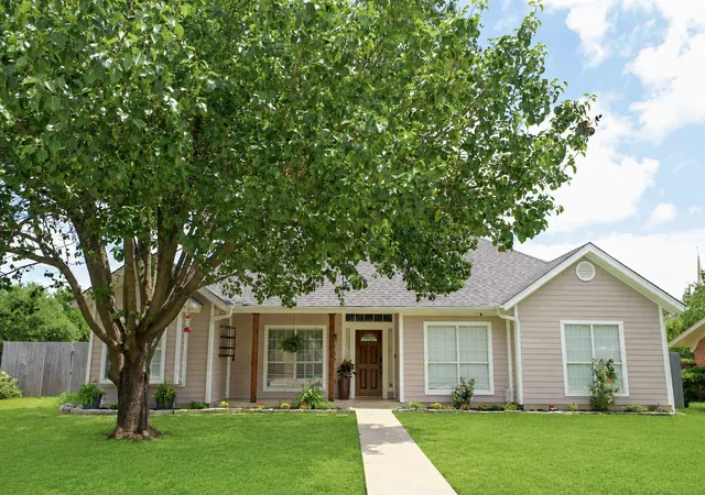 Homes for sale in Muenster, TX | 732 N Elm St, Muenster, TX 76252 | MLS# 21262829