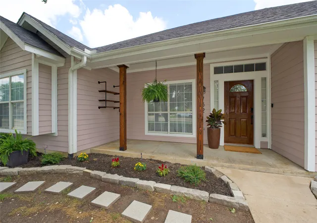 Homes for sale in Muenster, TX | 732 N Elm St, Muenster, TX 76252 | MLS# 21262829