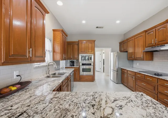 Photo 4 of Single family home for sale at 10106 Ravenswood Rd, Granbury, TX 76049 | MLS# 21268532 | Listing updated on 2026-08-20