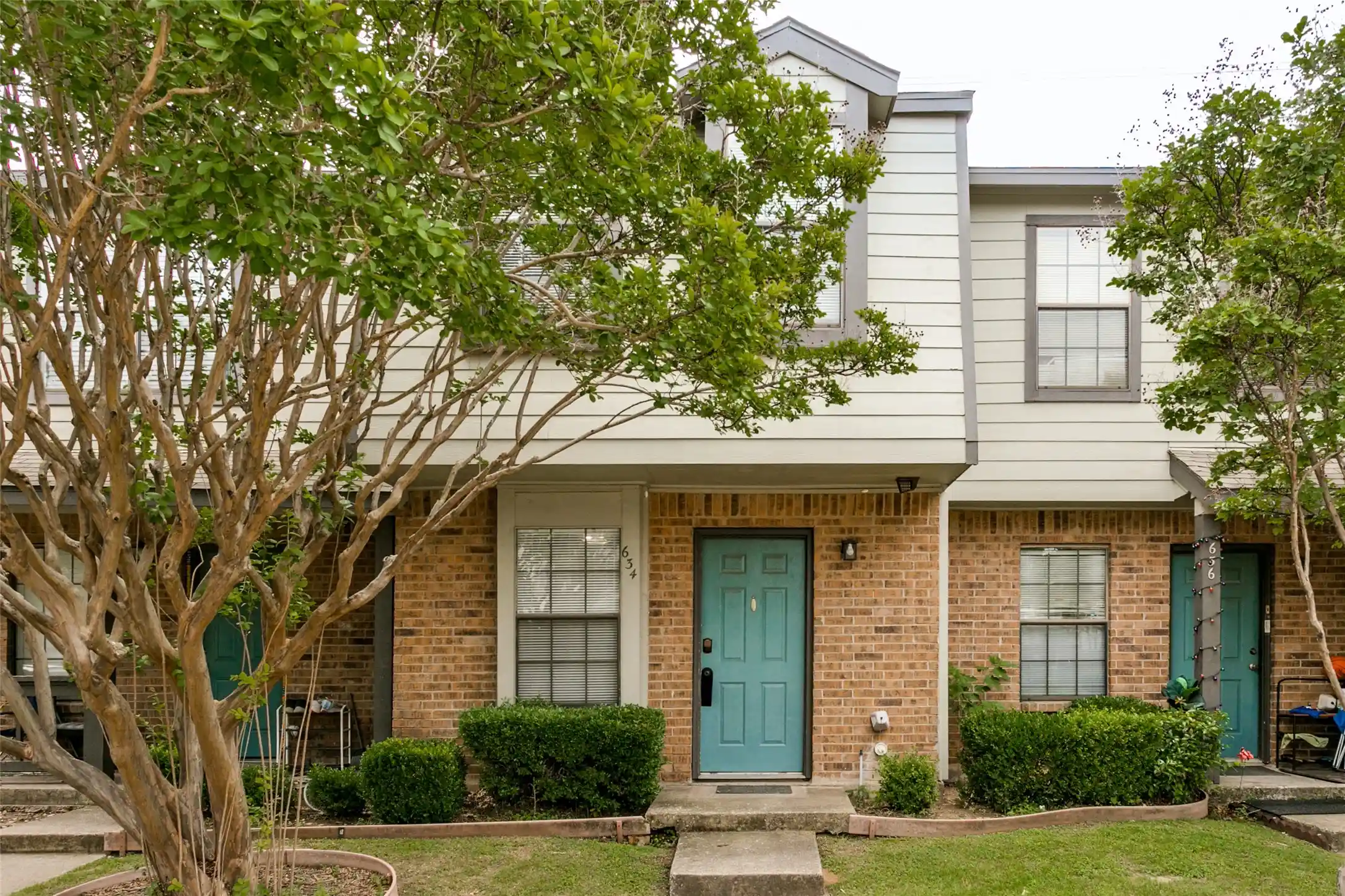 Townhouse for sale at 634 W Collins St, Denton, TX 76201 | MLS# 21201908 | Listing updated on 2026-05-30