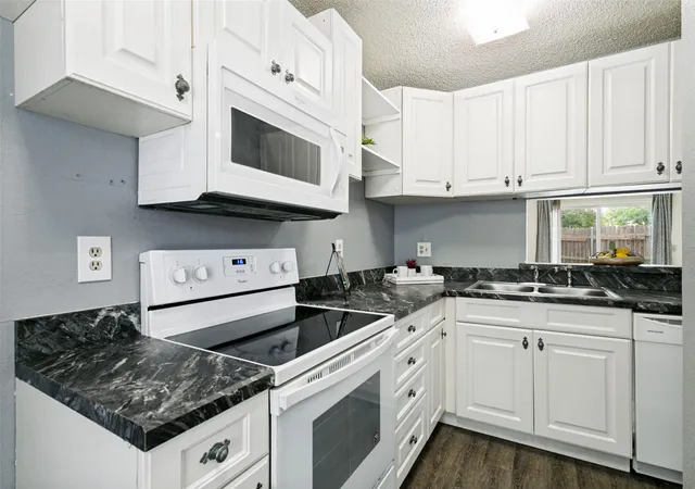 5th image of 634 W Collins St, Denton, TX 76201 | MLS# 21201908