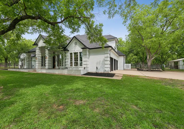 Photo 3 of Single family home for sale at 5501 Equestrian Dr, Granbury, TX 76049 | MLS# 21258417 | Listing updated on 2026-08-18