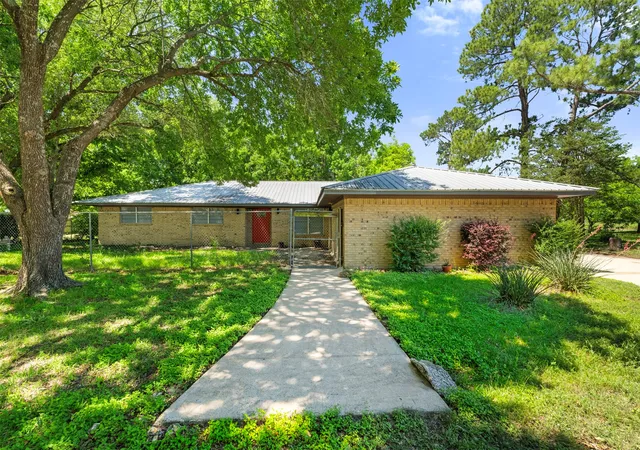 Homes for sale in Kerens, TX | 815 N Wright Ave, Kerens, TX 75144 | MLS# 21260276