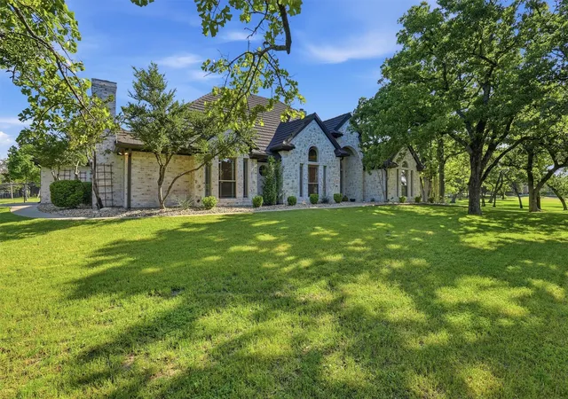 Photo 3 of Sale Pending at 109 Rooster Cogburn Ct, Weatherford, TX 76088 | MLS# 21267612 | Listing updated on 2026-07-07