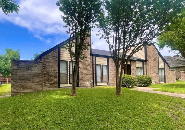 Photo 2 of Single family home for sale at 9931 Chimney Hill Ln, Dallas, TX 75243 | MLS# 21265550 | Listing updated on 2026-08-18