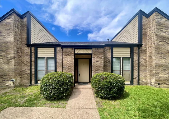 Photo 3 of Single family home for sale at 9931 Chimney Hill Ln, Dallas, TX 75243 | MLS# 21265550 | Listing updated on 2026-08-18