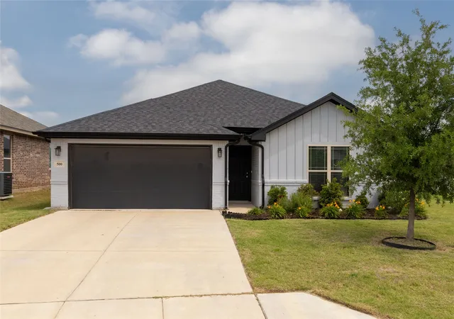 Photo 1 of Single family home for sale at 500 Adams Ct, Weatherford, TX 76086 | MLS# 21265857 | Listing updated on 2026-06-06