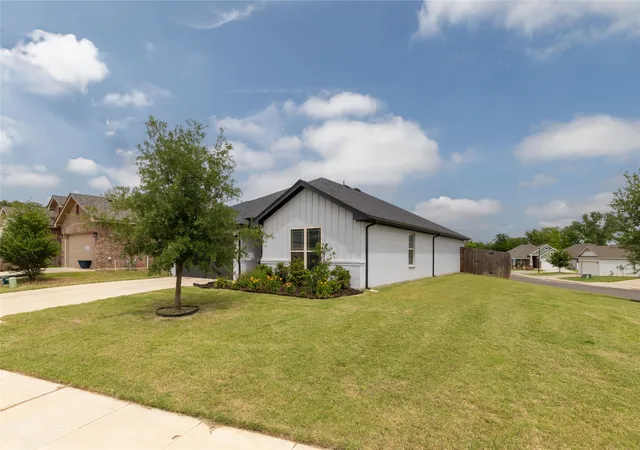 Photo 2 of Single family home for sale at 500 Adams Ct, Weatherford, TX 76086 | MLS# 21265857 | Listing updated on 2026-06-06