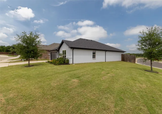 Photo 3 of Single family home for sale at 500 Adams Ct, Weatherford, TX 76086 | MLS# 21265857 | Listing updated on 2026-06-06