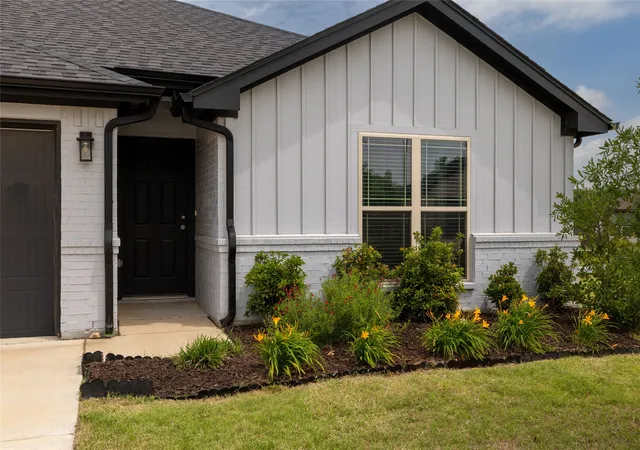 Photo 3 of Single family home for sale at 500 Adams Ct, Weatherford, TX 76086 | MLS# 21265857 | Listing updated on 2026-06-06