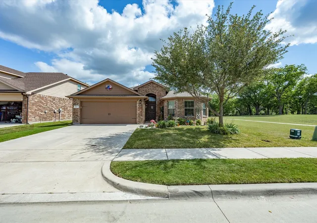 Photo 3 of Sale Pending at 597 Creekview Dr, Azle, TX 76020 | MLS# 21270345 | Listing updated on 2026-07-08