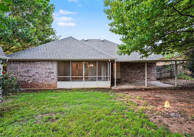 image of 1504 Clover Ln, Granbury, TX 76048 | MLS# 21270475